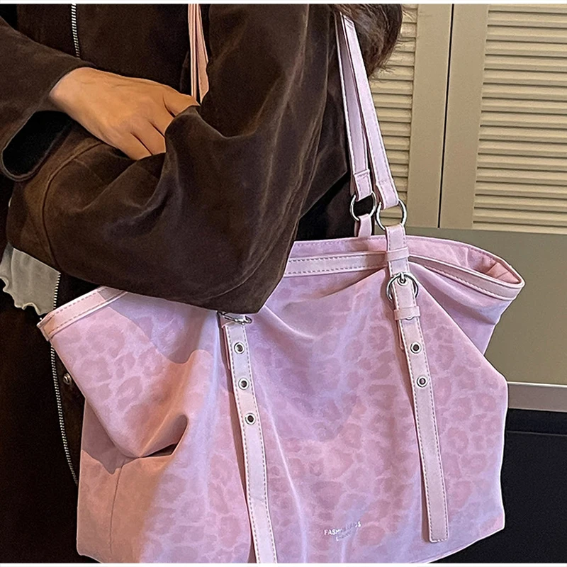 Vintage-Umhängetasche mit Leopardenmuster, Winter-Handtasche aus Kunstwildleder mit großem Fassungsvermögen, verstellbarer Riemen, Metallring-Dekoration, weiche Hobo-Tasche. – Detail 12
