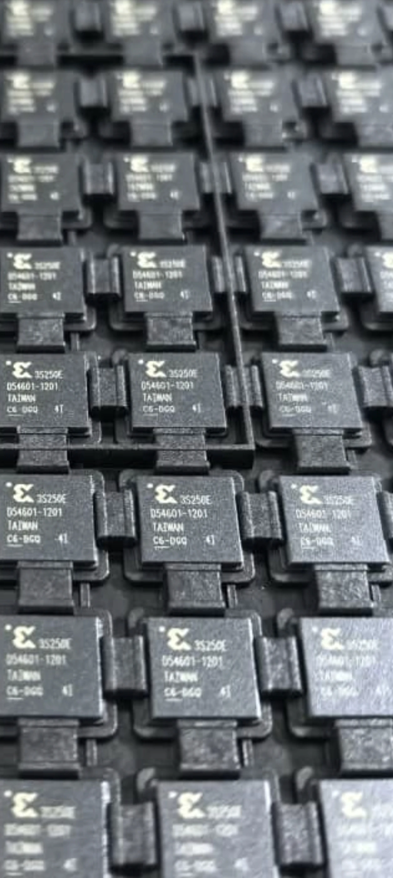 XC3S250E-4CPG132C Xilinx AMD Spartan-3E FPGA 5508 Cells 92 I/O CSPBGA-132 Commercial Grade Programmable Gate Array