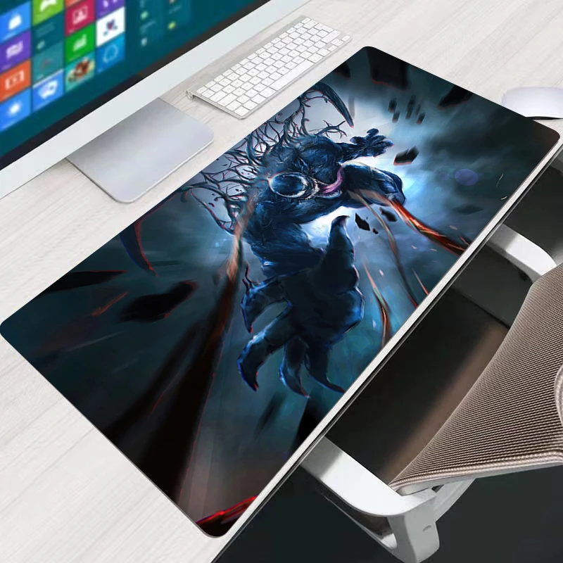 แผ่นรองเมาส์เวนอมอะนิเมะออกแบบมาโดยเฉพาะสำหรับพีซี แผ่นรองโต๊ะเกมเมอร์ สำนักงาน คอมพิวเตอร์ พรม คีย์บอร์ด โต๊ะ อุปกรณ์เสริมสำหรับเล่นเกม แผ่นรองเมาส์
