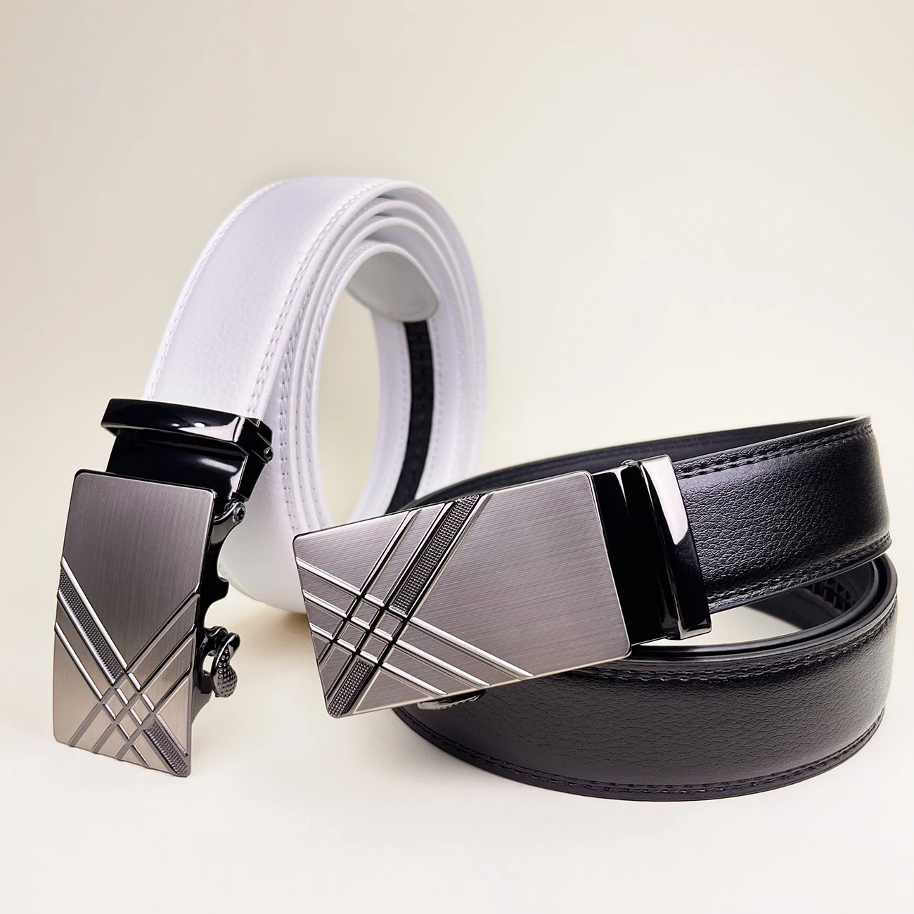 نحت تصميم الرجال حزام جلد العلامة التجارية الفاخرة مصمم الخصر بنطلون أحزمة الذكور الجينز التلقائي مشبك هدية للرجال أسود أبيض