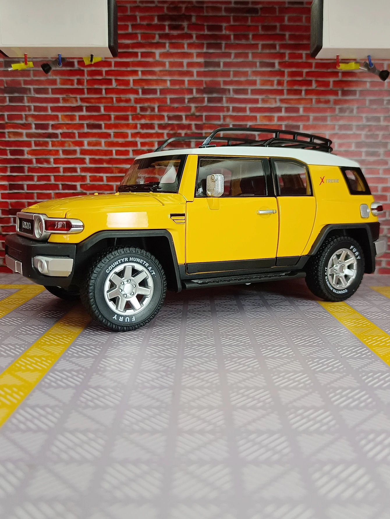 

Модель литая автомобиля 1:24 TOYOTA FJ Cruiser SUV из металлического сплава со звуком и искусственным орнаментом