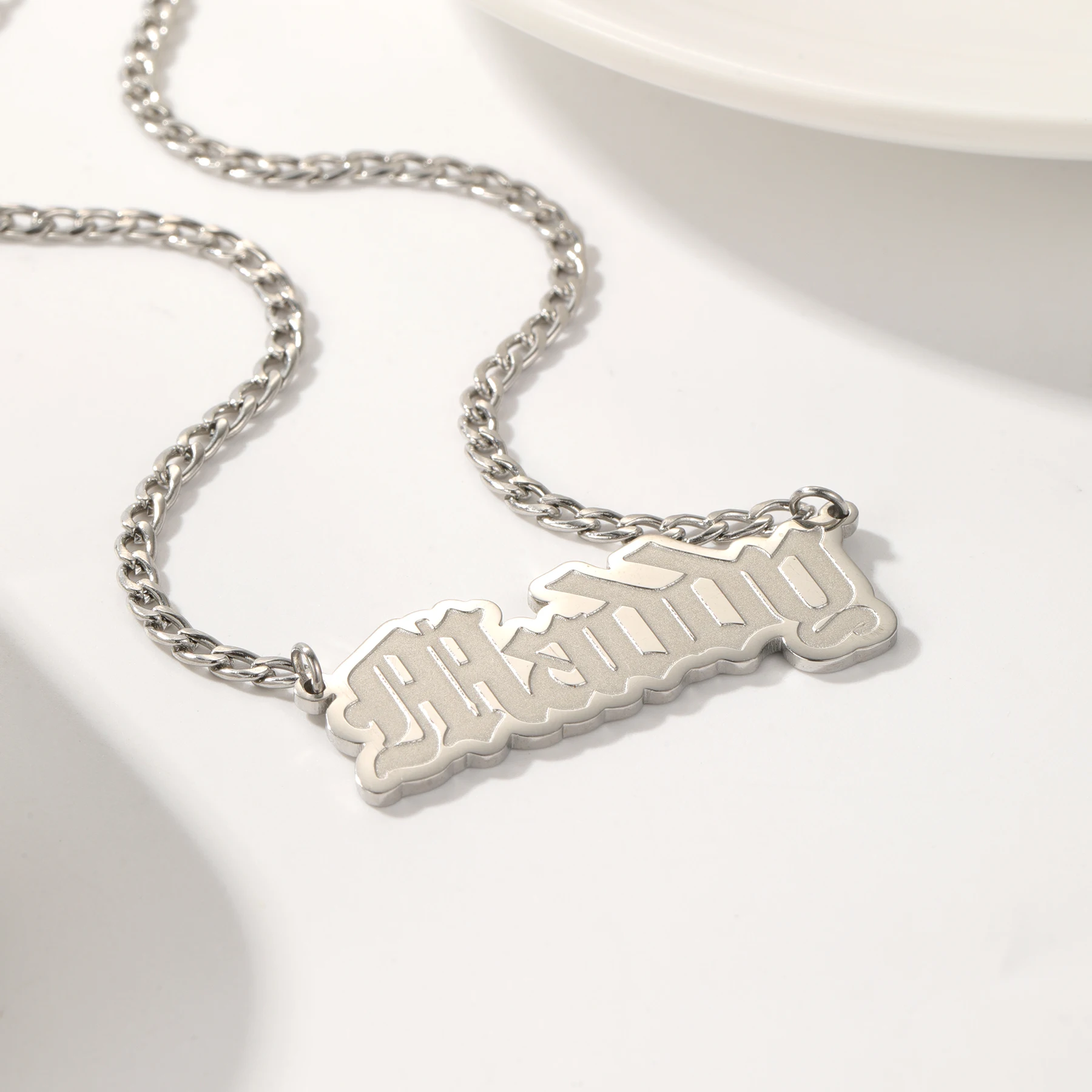 قلادة اسم مخصصة عالية الجودة من الفولاذ المقاوم للصدأ هدية مجوهرات عصرية مطلية بالذهب عيار 18 قيراط هدية للأقارب والأصدقاء