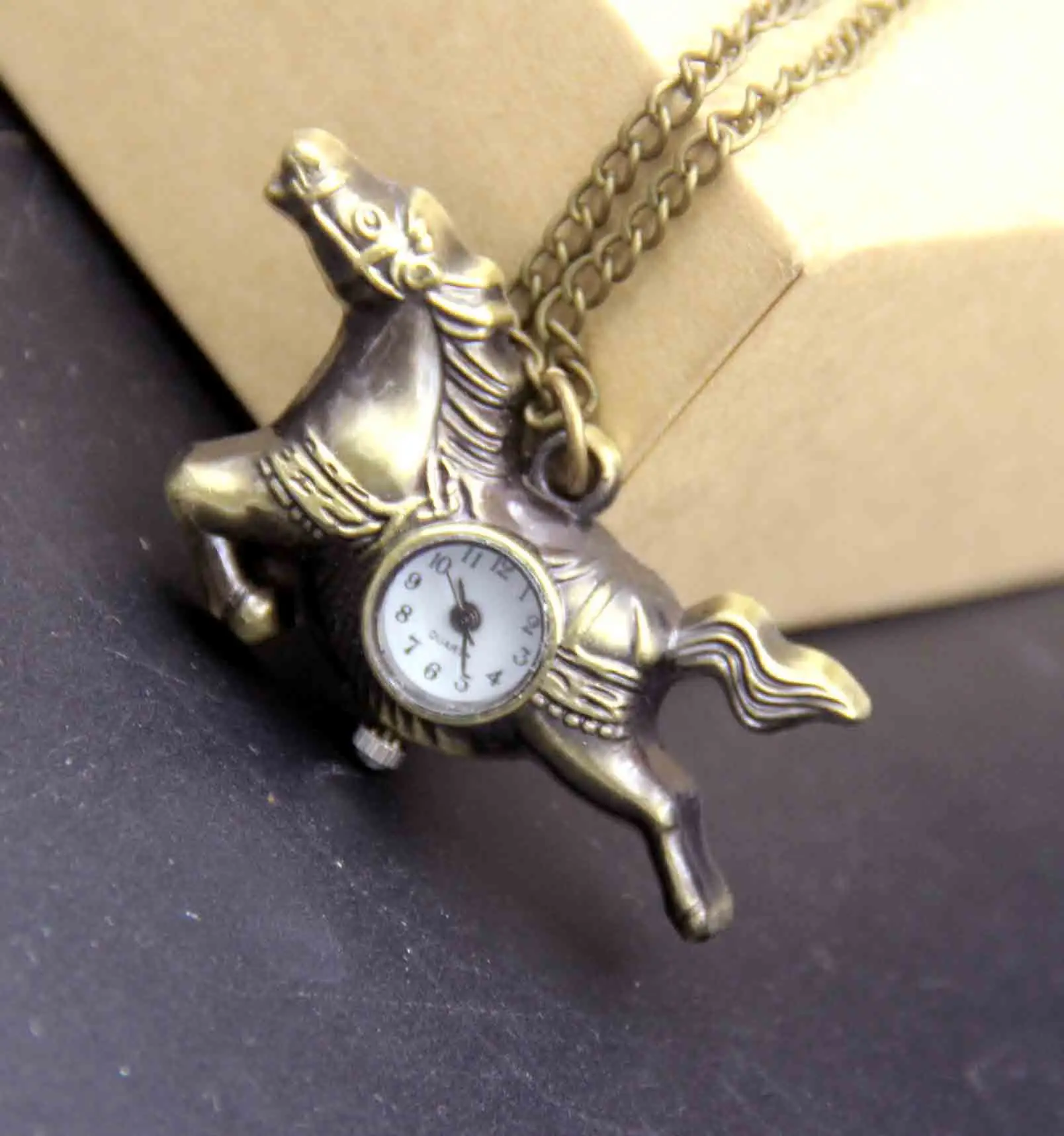 ​ 15 أنواع جديدة من الرسوم المتحركة العصرية خمر الإغاثة جوفاء فليب نمط ساعة الجيب على سلسلة قلادة قلادة هدايا عيد الميلاد