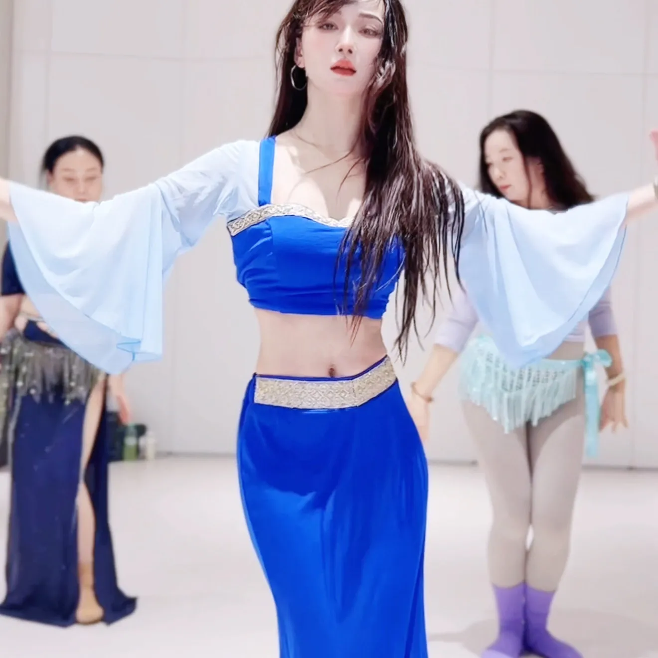 

Костюм для выступлений по восточным танцам 2026: синий, сексуальный, элегантный комплект для взрослых женщин, профессиональная одежда для занятий восточными танцами