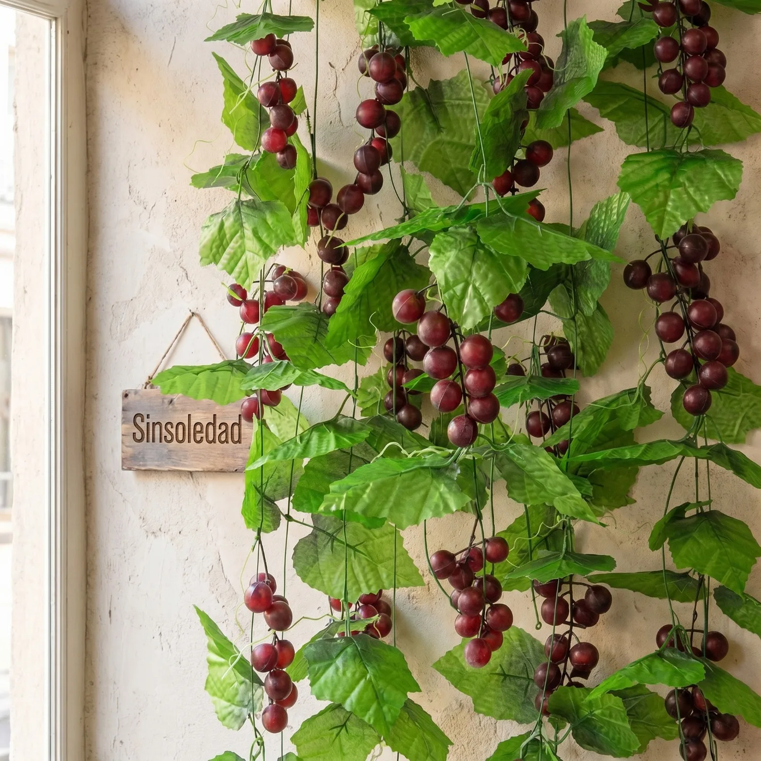 Guirnalda de Hojas de Uva Artificiales, 8.2 Pies de Enredadera Verde Artificial con Uva, Plantas Decorativas para Interiores y Exteriores