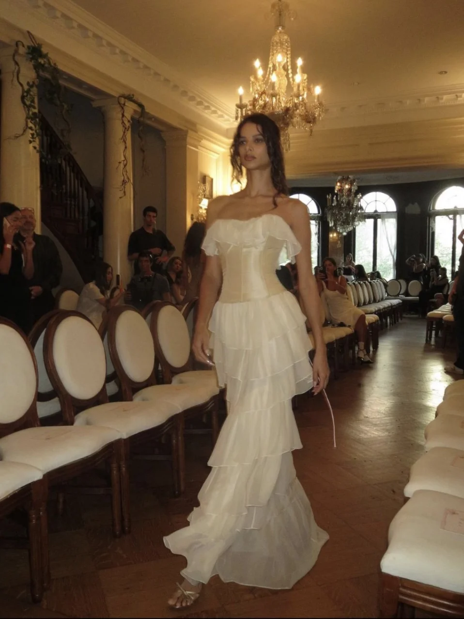 

Ретро-романтическое вечернее платье с завышенной талией и открытыми плечами для дня рождения и художественных мероприятий