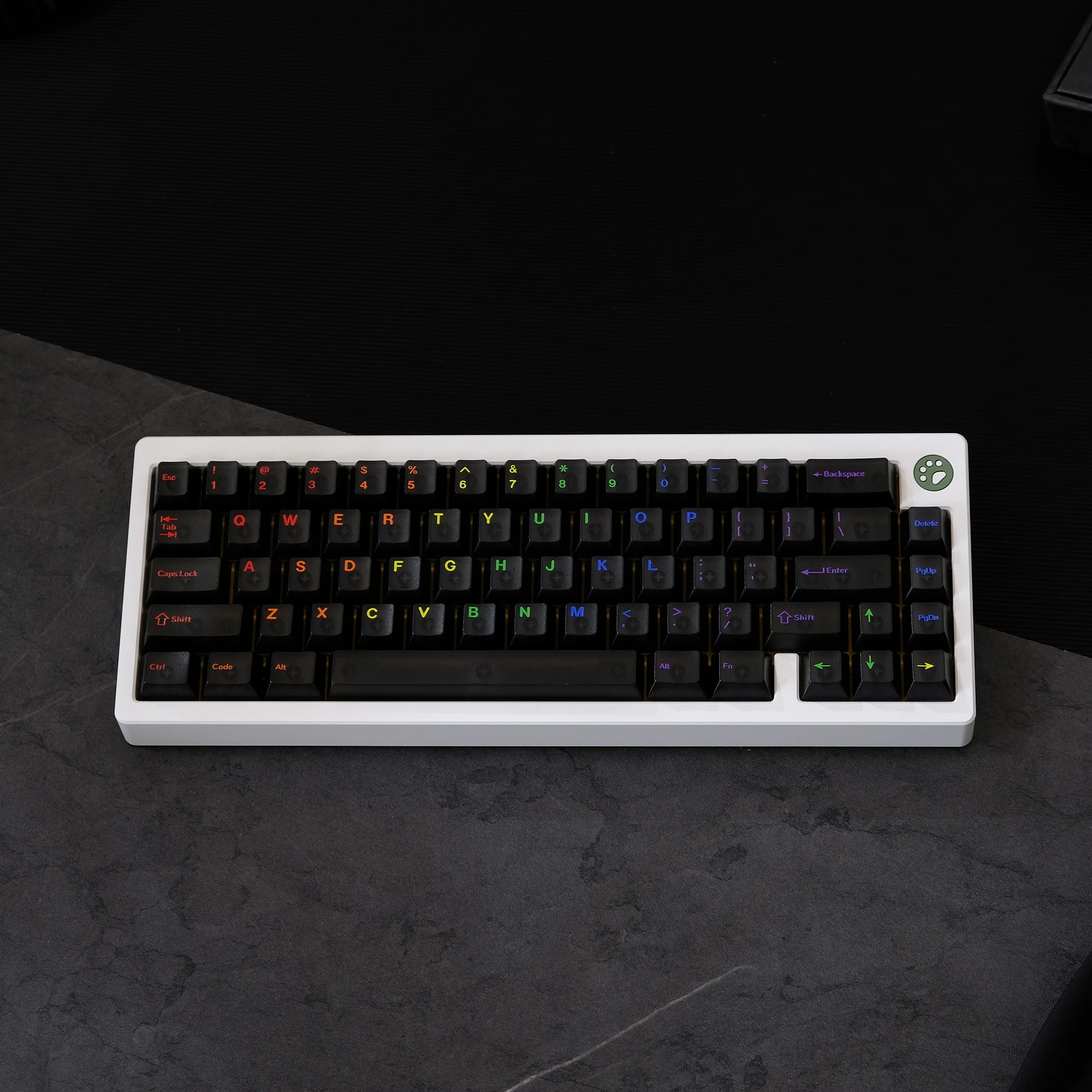 

Aifei 122-клавишные колпачки для клавиш Midnight Rainbow, противотуманные полупрозрачные черные ПК с УФ-принтом для механической клавиатуры Mad 60he 68he, игра по стрельбе