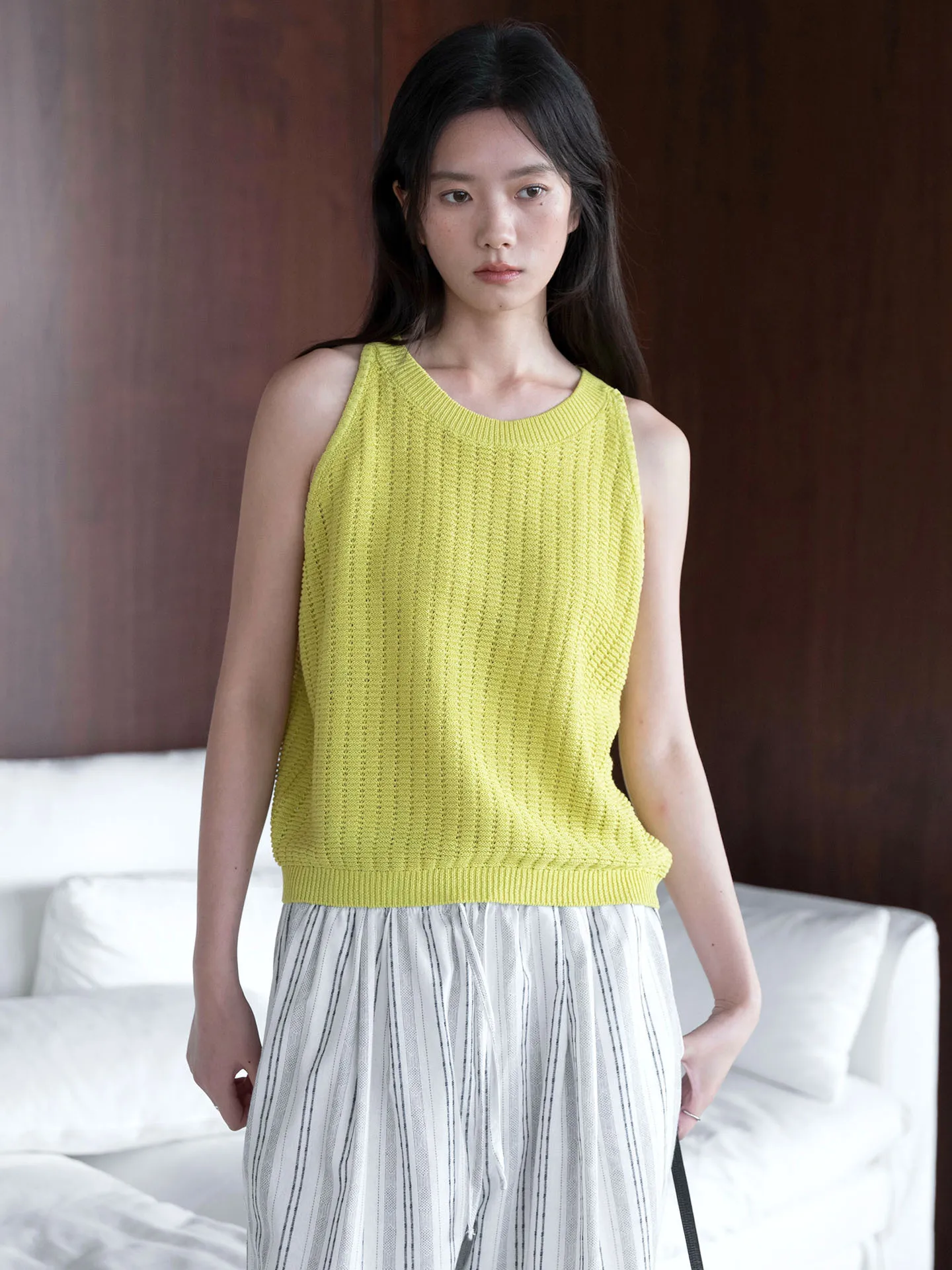Summer new simple and fashionable color round neck basic model sleeveless vest layered knitted top for women