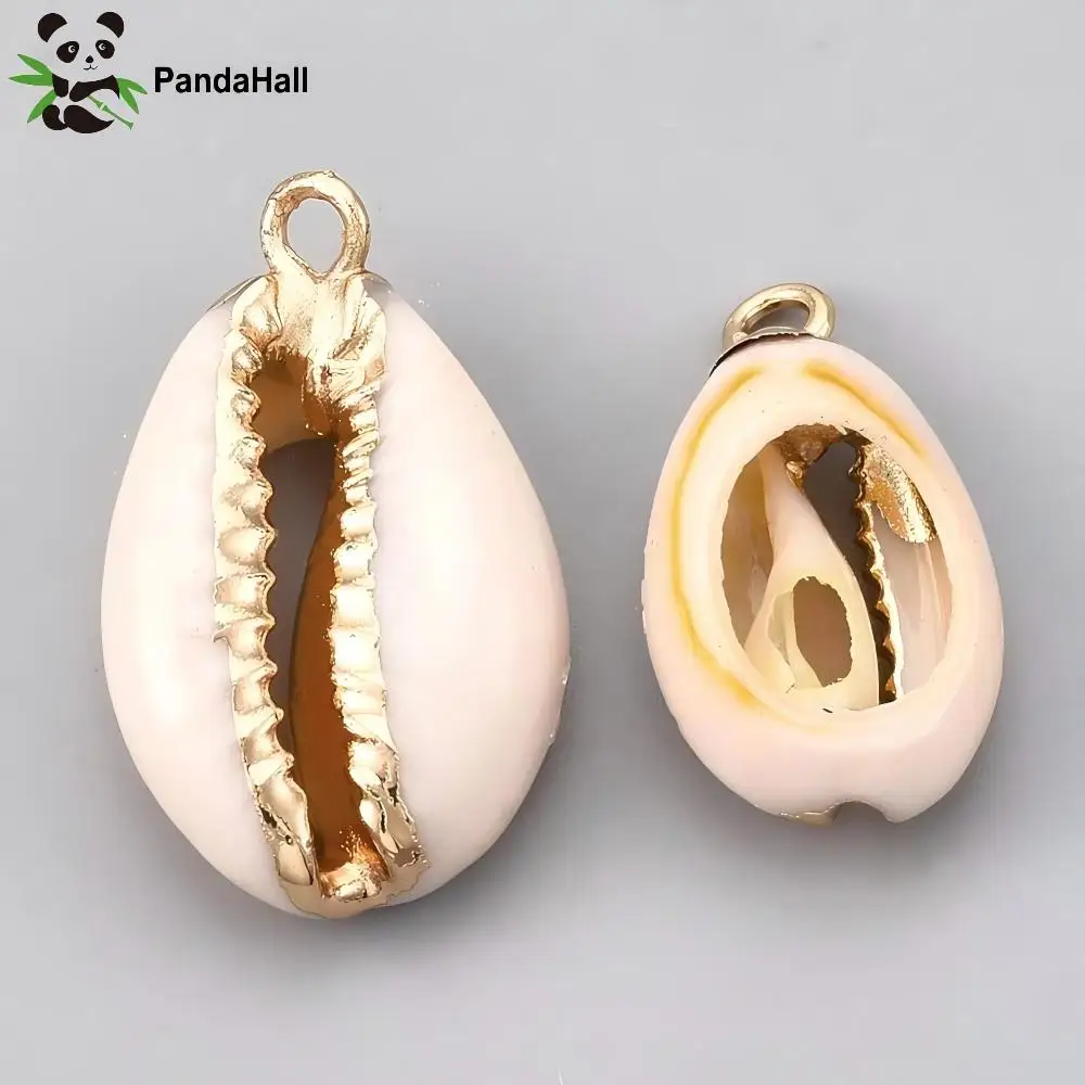 PandaHall 50 szt. Naturalne muszelki kauri w różnych kolorach z metalowymi elementami, zawieszki z muszli konchy do wyrobu bransoletek na kostkę i biżuterii.
