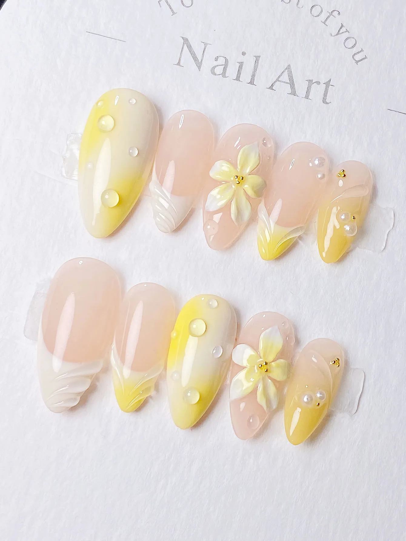 

10 pieces of pure handmade almond-shaped nails with yellowish-white French ombré and three-dimensional pressed flower drop nails