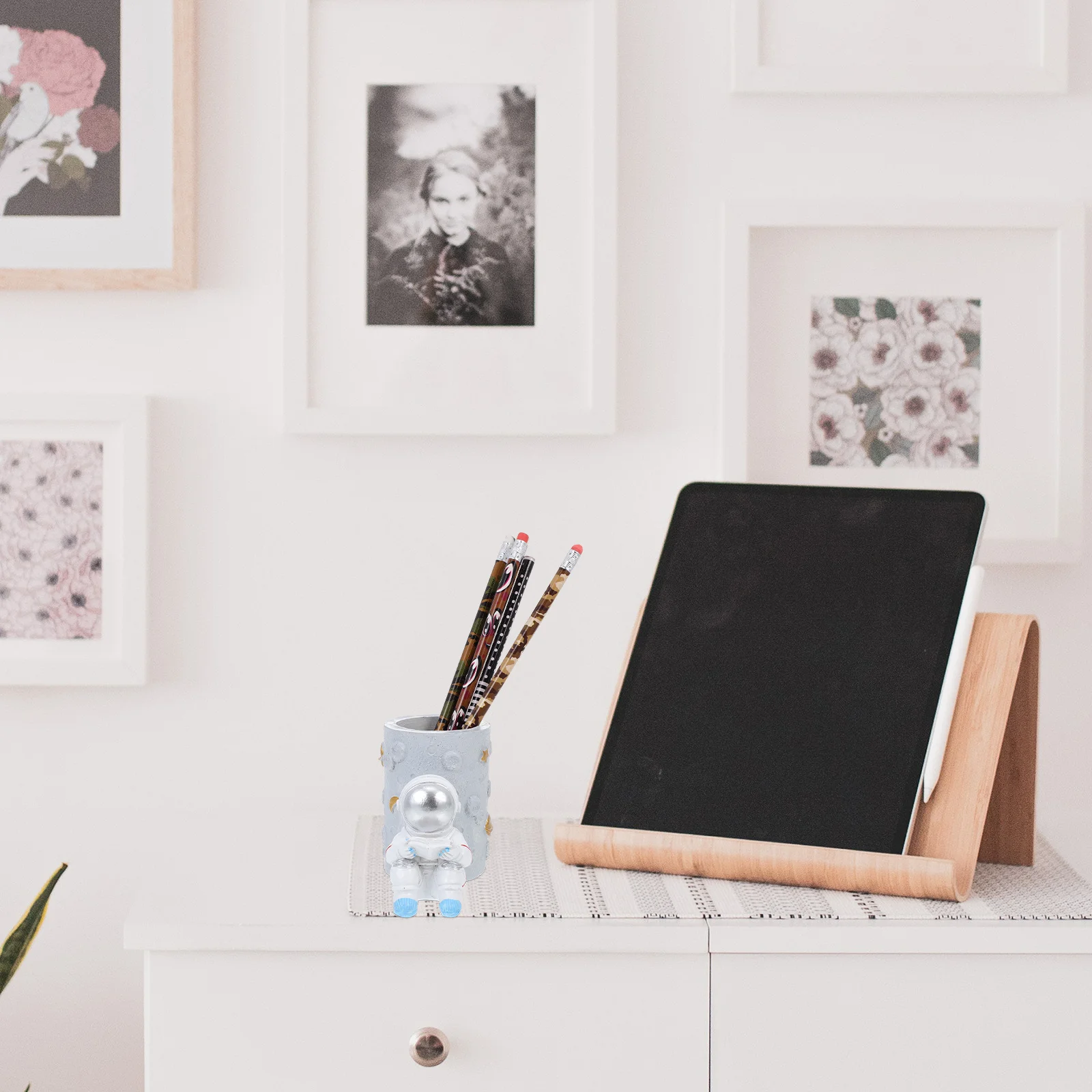 

Unique Astronaut Design Pen Holder High Grade Resin Material Keeps Desktop Clean Pencil Organizer Spaceman Adornment Table Decor