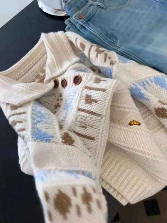 Modny kardigan z dzianiny, odzież wierzchnia damska, jesienno-zimowy, ocieplany, długi sweter o regularnej długości z kołnierzykiem.