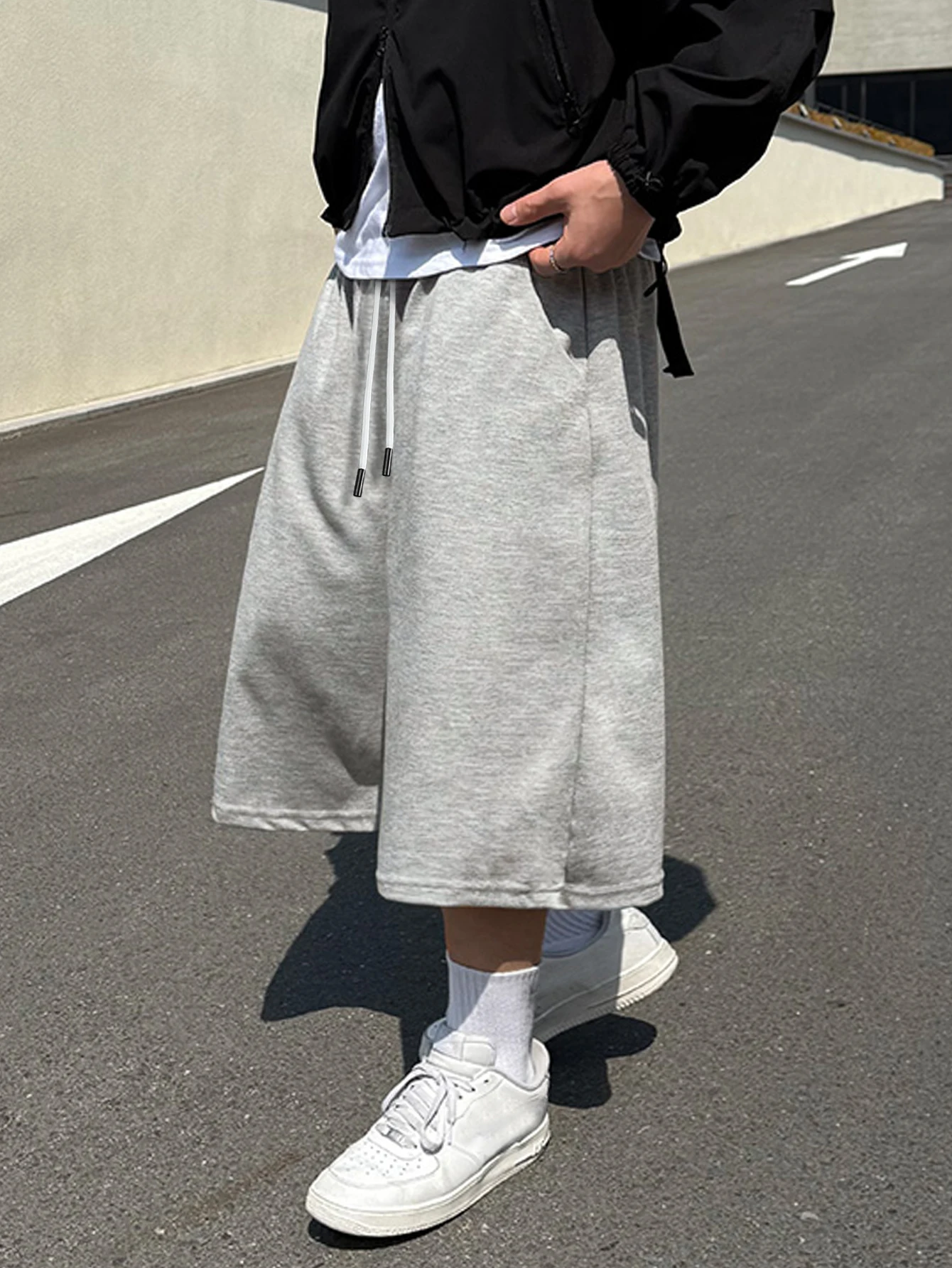 

Men's Young Fashion Wide Leg Shorts Elastic Waist Casual Sweat Shorts High Street Wear Loose Fit Hip Hop Shorts