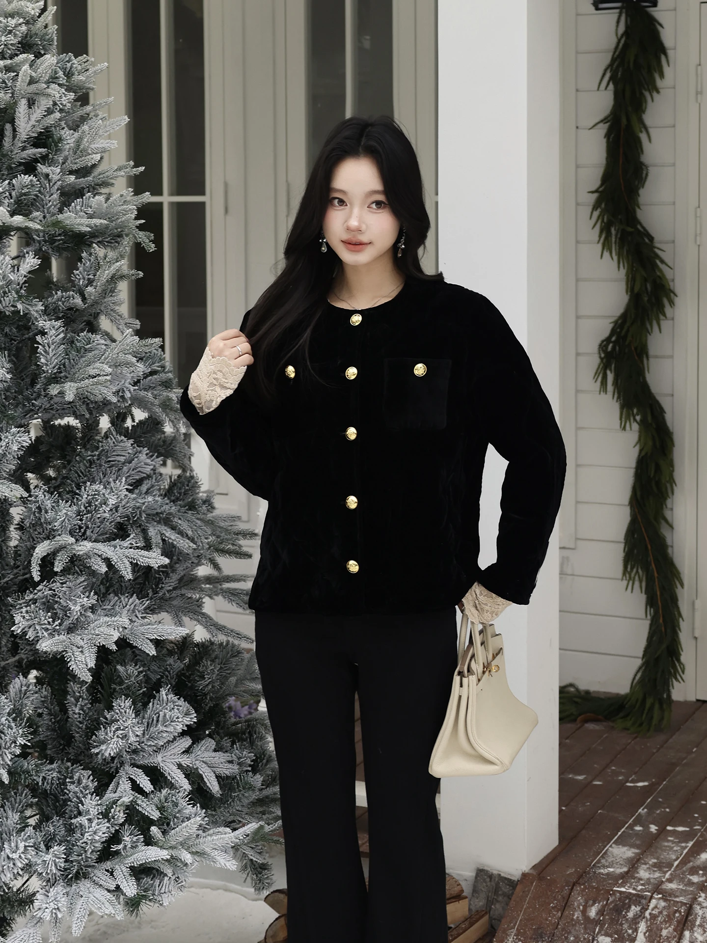 

Черная золотистая бархатная куртка с гусиным пухом, универсальная, шикарная, стеганая, женственная, модная, с длинными рукавами, теплая, с круглым вырезом, на одной пуговице