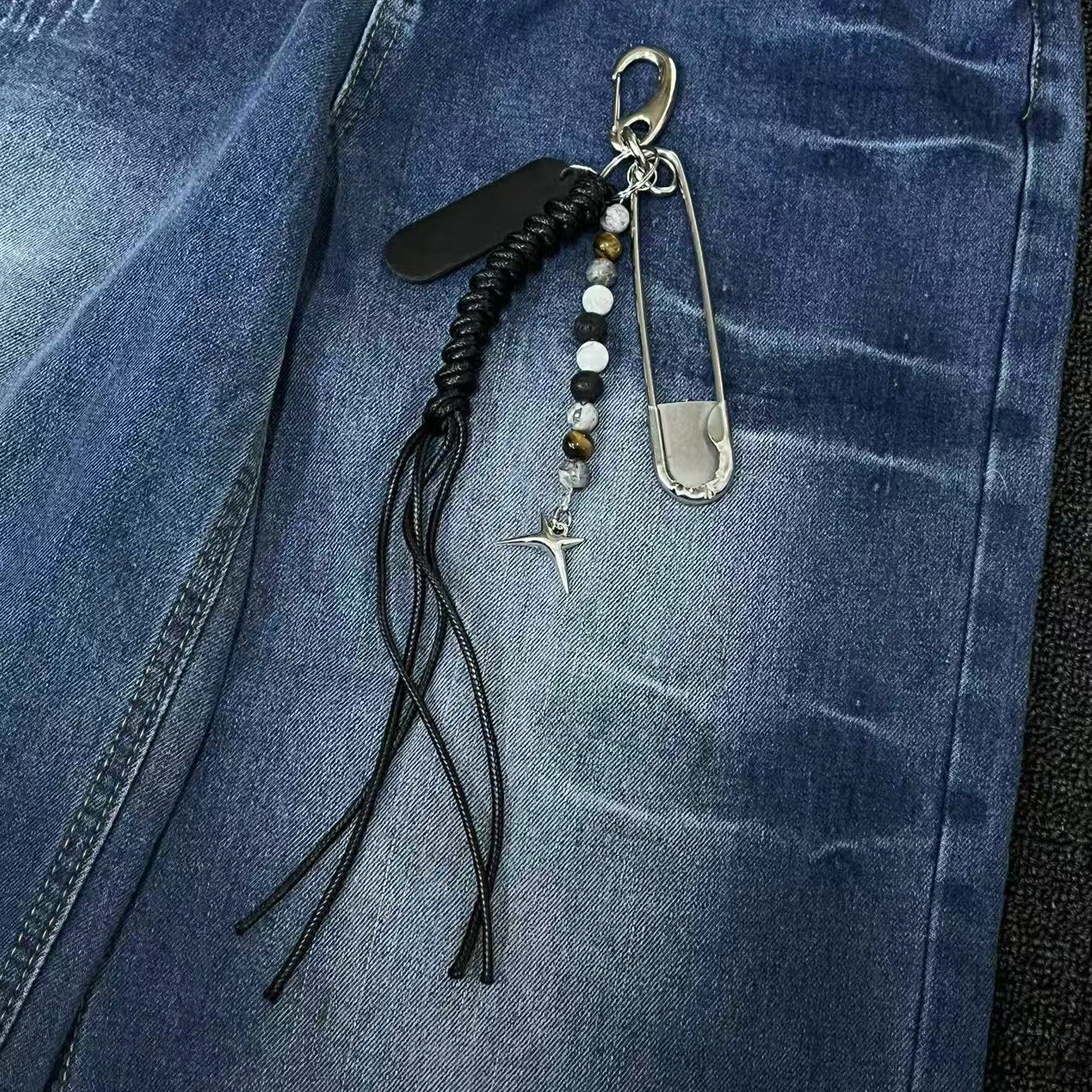 Handgefertigter Original Retro geflochtener Seil Hosenkette Schlüsselanhänger Anhänger mit Perlen, großer Sicherheitsnadel-Stil, Hip-Hop-Street-Style