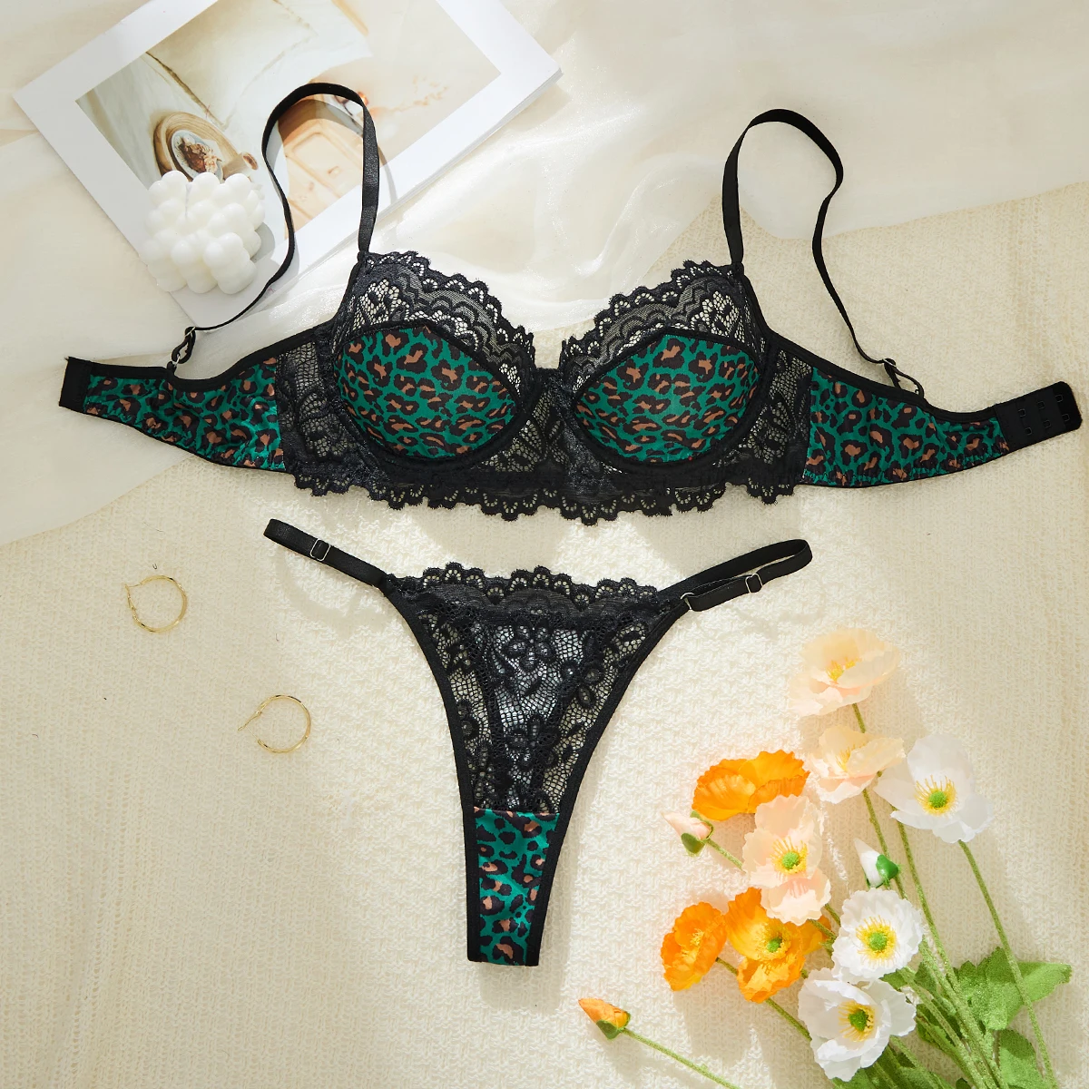 Satu set lingerie hijau dan seksi, menampilkan motif leopard dan pola bunga. Desain renda menggabungkan pesona dengan kesensualan ZA825182