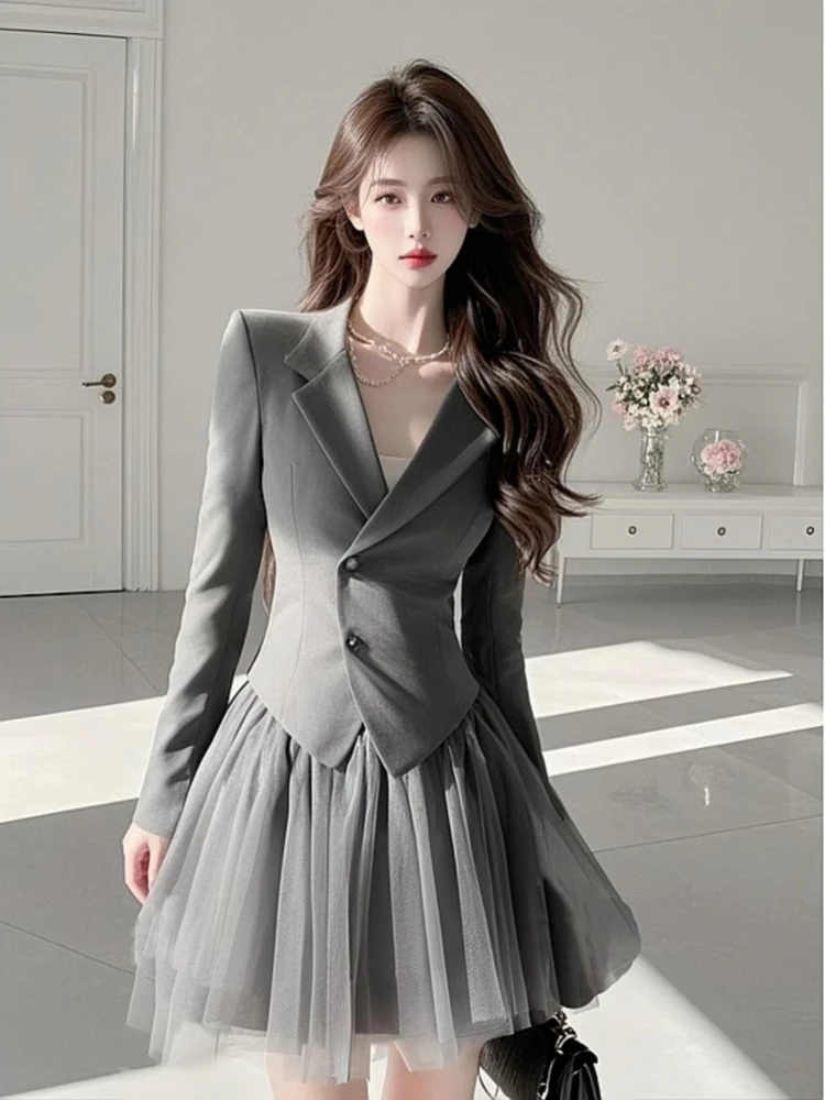 2025 ฤดูใบไม้ผลิที่สวยงามสุดไม่ซ้ําใครอารมณ์ระดับไฮเอนด์ที่สวยงามกลิ่นหอมขนาดเล็กสไตล์กระโปรงตาข่ายด้านบนสีเทาชุดสองชิ้น