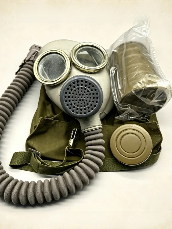 Retro 64-Mask Four-Piece Set Vintage Props Decorations Full-Face Protection Gear for Grinding Work Comprehensive Safety Equip...