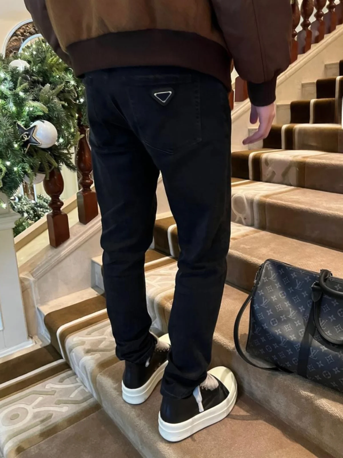 

Мужские джинсы из денима премиум-класса с металлическим эффектом, зауженные прямые брюки, роскошные длинные штаны, осенняя коллекция 2025, модный молодежный тренд