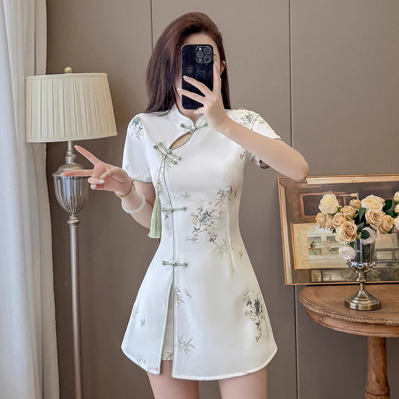 

Новый улучшенный комплект Cheongsam в китайском стиле с принтом и бахромой. Элегантный высококачественный наряд из двух предметов со стандартным воротником.