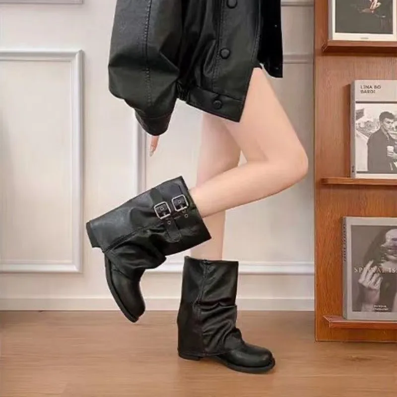 Damen Wadenhohe Faltenstiefel Motorradstiefel mit Doppelter Schnalle Blockabsatz Quadratischer Absatz Retro Kunstleder Schlupfstiefel Plissierte Biker Boots Streetwear Lässige Modische Elegante Halbstiefel Herbst – Detail 8
