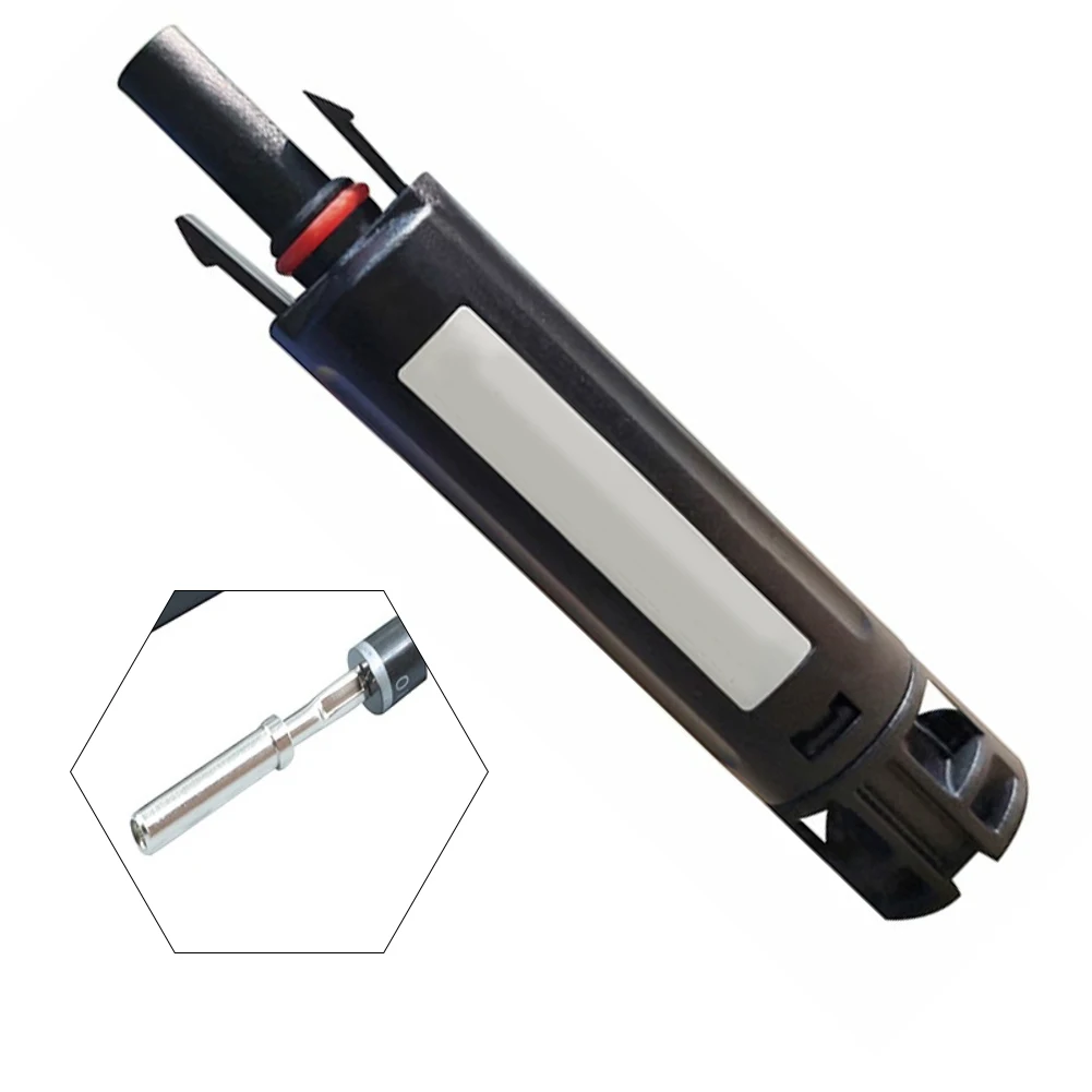 Builtin fuse connector 1000V 30A for photovoltaic applications with embedded locking system and high temperature resistance