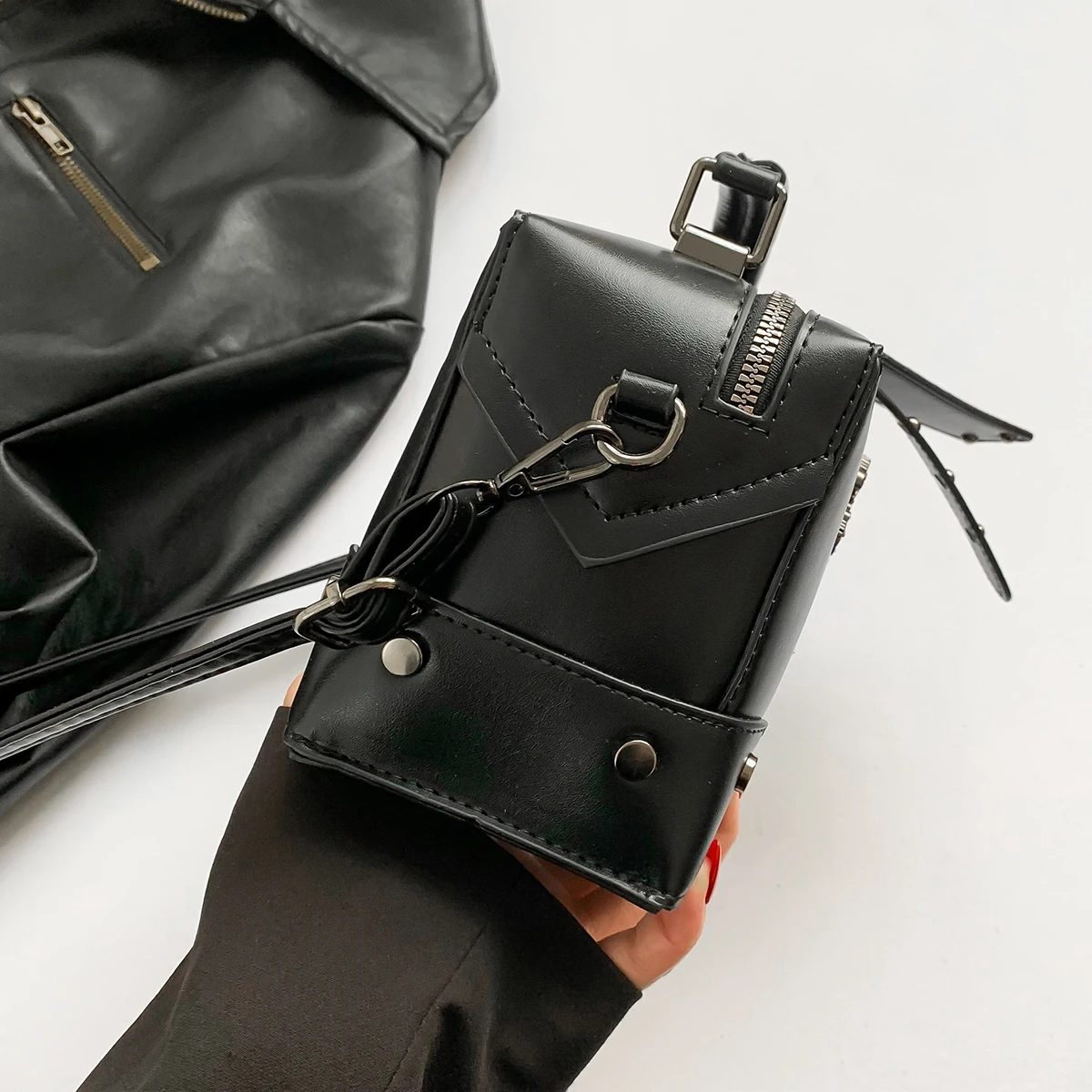Niche design punk motorcycle style skull handbag, Halloween dark cool all-match solid color crossbody bag, image 4