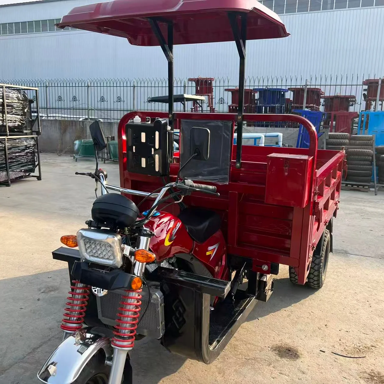 The Popular Large-capacity Fuel-powered Tricycle Can Carry About Two Tons of Goods