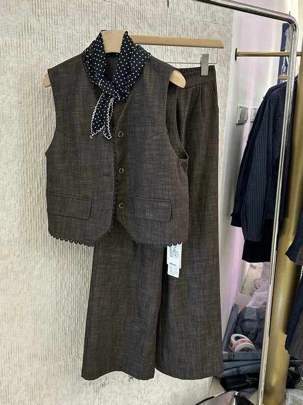 

Женский модный комплект: топ с V-образным вырезом и цветочным принтом, брюки прямого кроя, повседневный стиль, осенняя коллекция, от китайского производителя