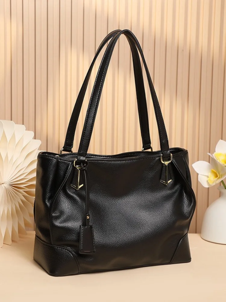 

Newly designed crossbody bag, suitable for middle-aged women. It's a large-capacity mom bag that can be used as a shoulder bag o