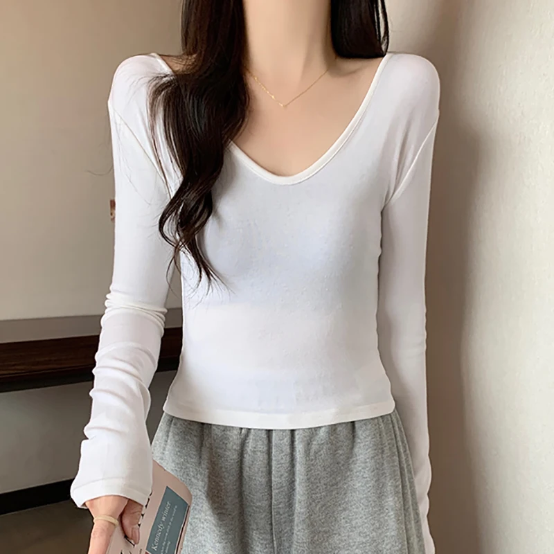 Рисунок 2 - Женская Осенняя футболка с V-образным