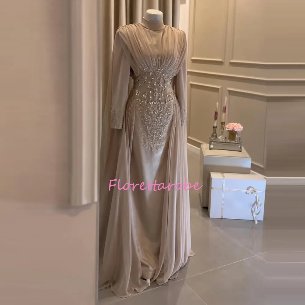 Maßgeschneidertes Elegantes Abendkleid mit Hohem Kragen, Langen Ärmeln und Perlenbesetzten Manschetten, Stark Verziertes Ballkleid