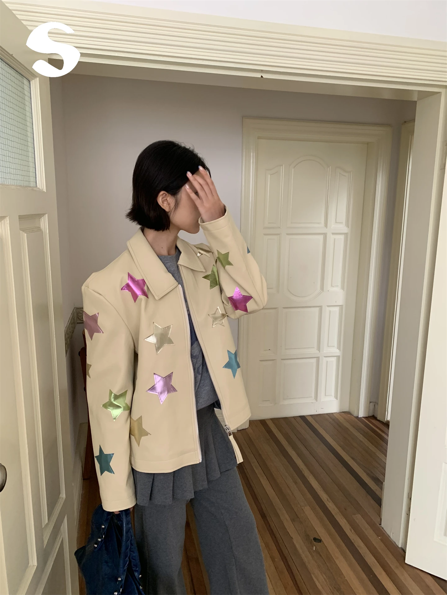 Casaco de Couro Feminino Coreano com Patches de Estrela e Ombros Reversíveis, Modelo Tubo Reto com Zíper