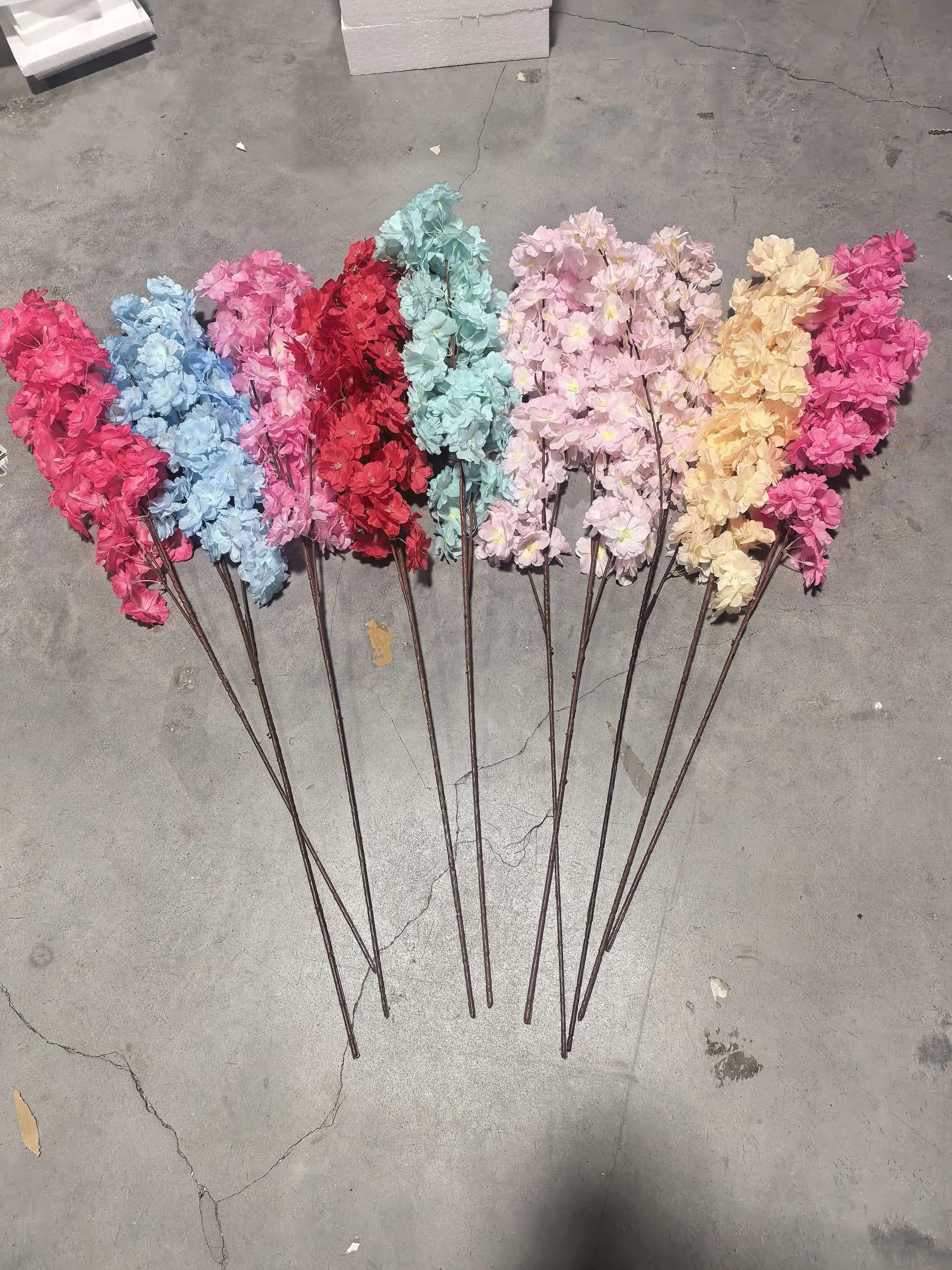 500 Stück realistische künstliche Kirschblütenzweige, handgefertigte Plastikblumen, Hochzeits-, Valentinstags- und Partydekoration. – Detail 1