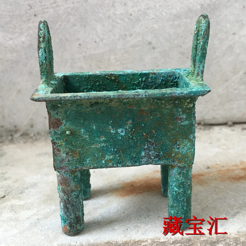 The bronze green rust pulp bronze ware received from the countryside is a rare old object of the four-legged amphora