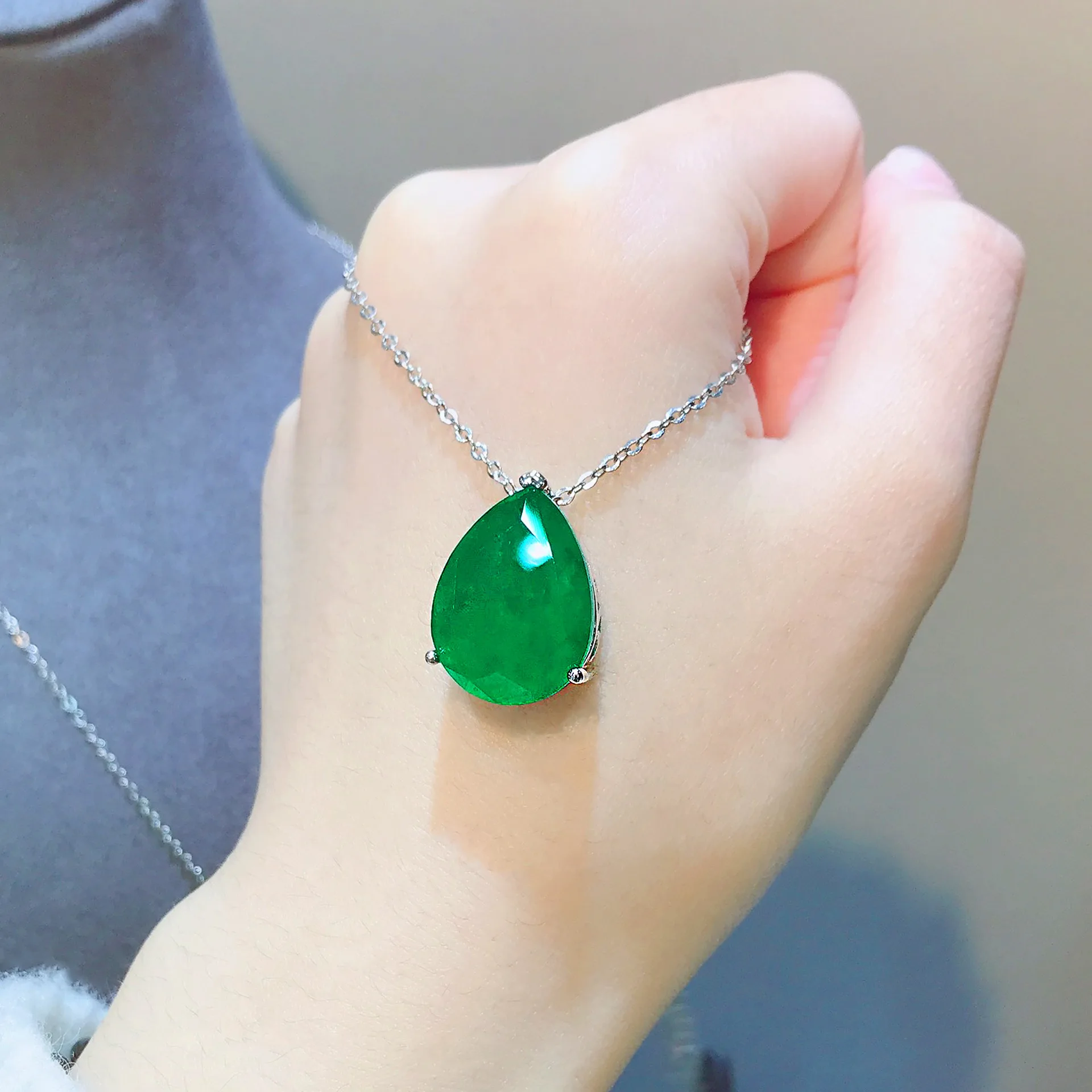 Kristall-Smaragd-Paraiba-Anhänger in Birnenform für Ohrringe und Halskette. Schmuckset für Damen. – Detail 3