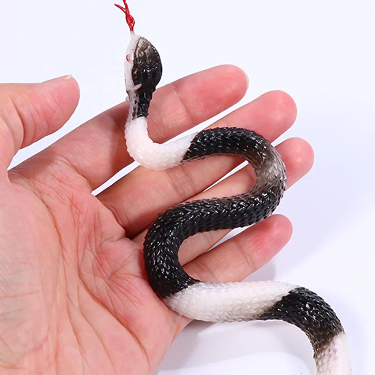 Realistic Rubber Snake Halloween Tricky Toys Scary Simulation Snake Model Props Children's Novelty Gag Playing Jokes Toys