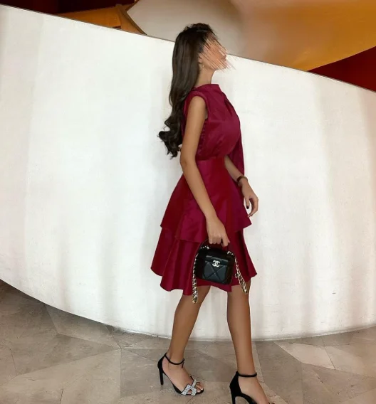 高品質のカスタムメイド、ハイカラー、膝上丈、ノースリーブ、レッド、ティアードプリーツのエレガントなドレス、女性用、結婚式用