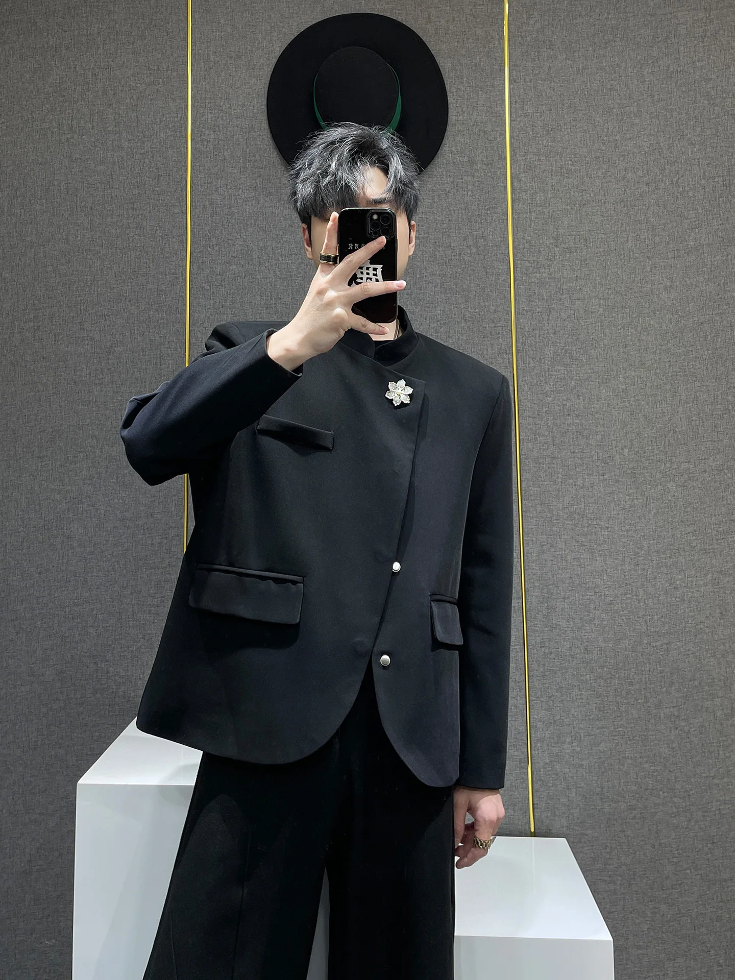 

Новая китайская мужская куртка с воротником-стойкой и утепленными плечами, модная городская молодежная модель на весну-осень, однобортная, однотонная