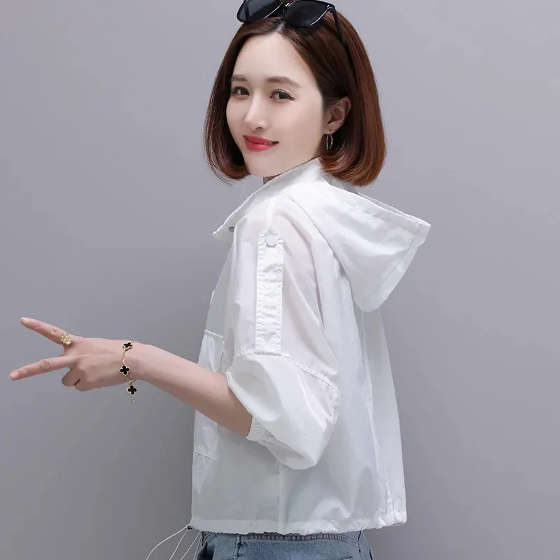 سترة ملابس الحماية من الشمس للسيدات 2025 معطف صيفي جديد بقلنسوة واقي من الشمس للنساء قصير قابل للتنفس للحماية من الأشعة فوق البنفسجية معطف خارجي رقيق