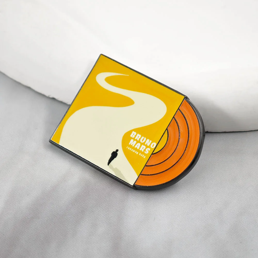 Bruno Mars Runaway Baby Brosche Gelbe Schallplatte Metall-Abzeichen Pop-Musik-Album Emaille-Pin Fan-Geschenk – Detail 9