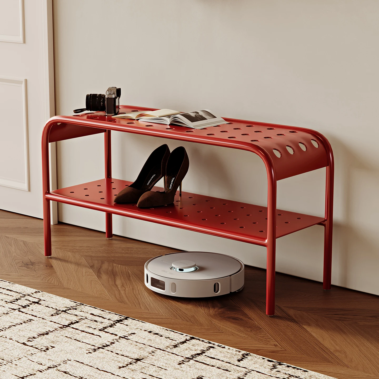 The shoe change stool is very narrow, and the entrance to the home is a seated wrought iron retro medieval