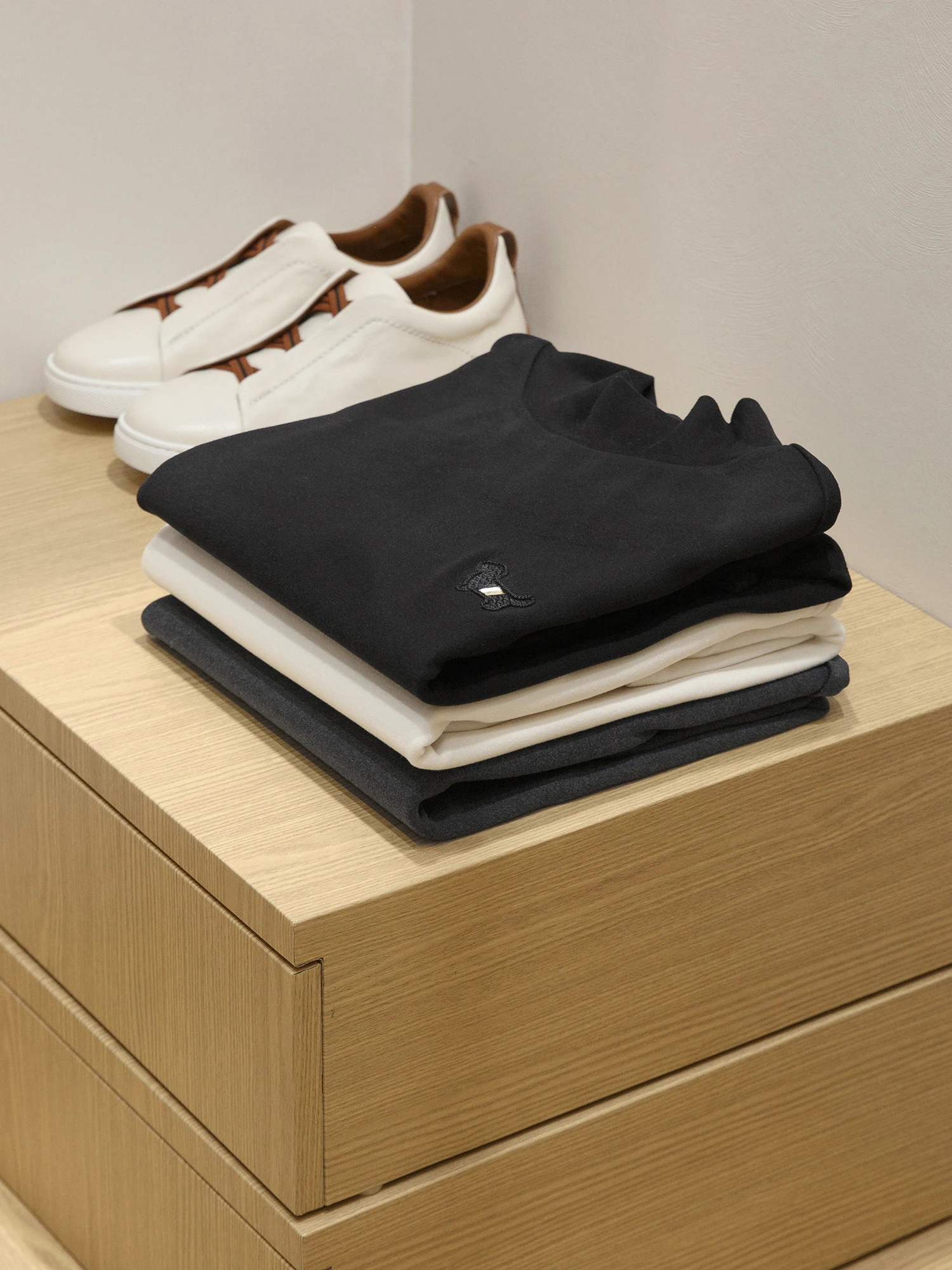 

Теплая мужская повседневная футболка с высоким воротником и длинным рукавом из высокоэластичного материала, приятного для кожи, для осени и зимы, облегающего кроя, базовая модель.