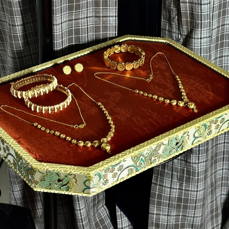 

Elegant Palace Embroidery Jewelry Tray – Silk Velvet Display for Jade, Bracelet, Necklace, Ideal Islamic Gift for Ramadan