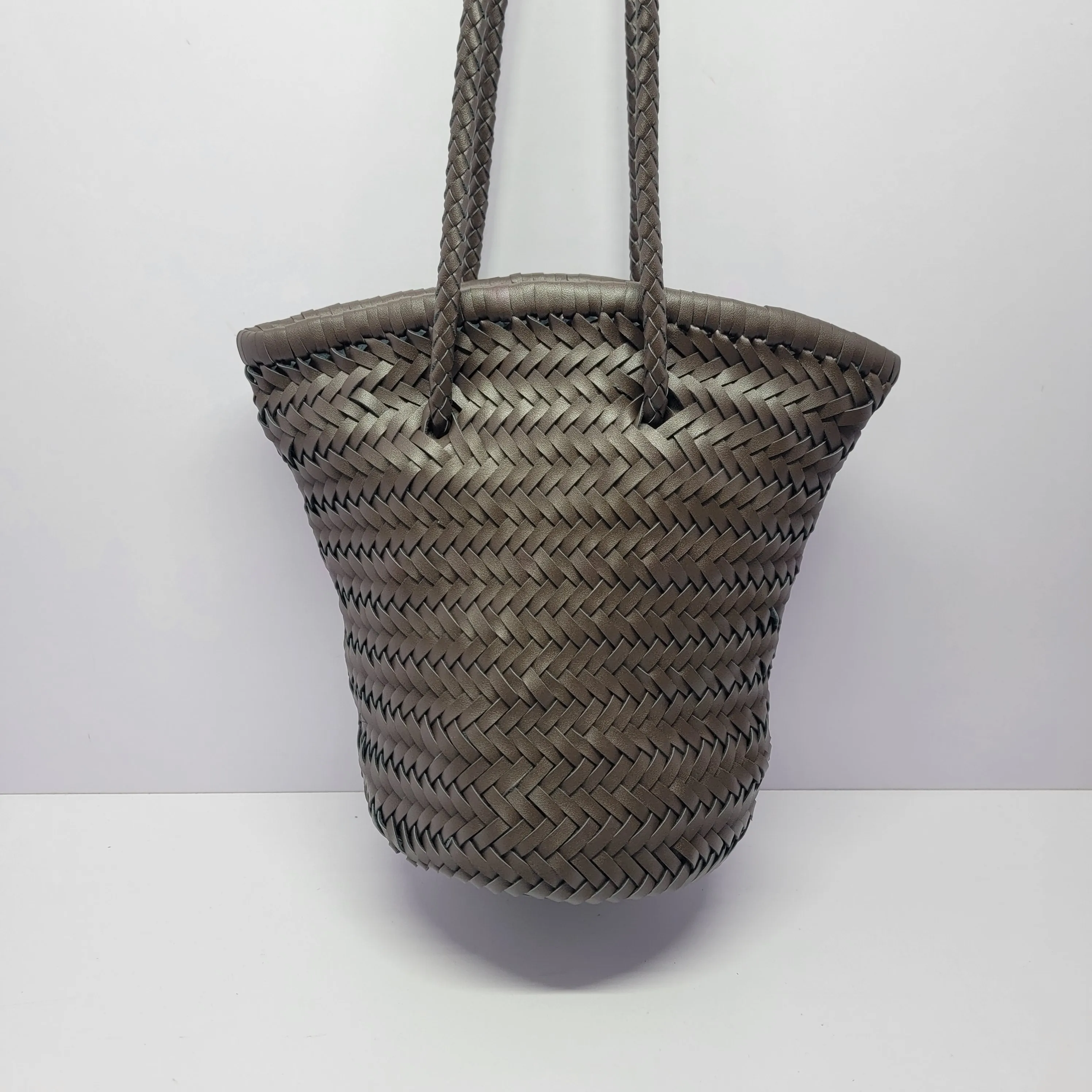 Niche Designer Luxury Retro Vegetable Basket Woven Bag High-end Fashion Armpit Bag Personalized Fashion Portable straw Bag