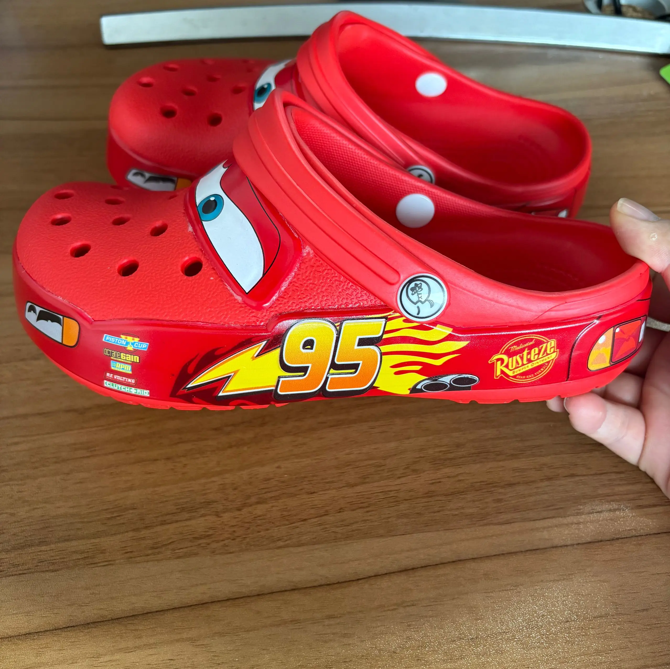 Disney Mcqueens Pixar dessin animé solide imperméable pantoufles trou sandales en plein air sandales décontracté respirant EVA adulte chaussures cadeau