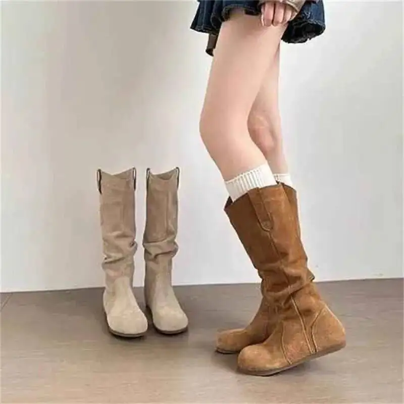 أحذية نسائية بكعب منخفض من جلد الغزال للركبة لعام 2025 أحذية نسائية بطيات على الموضة #4
