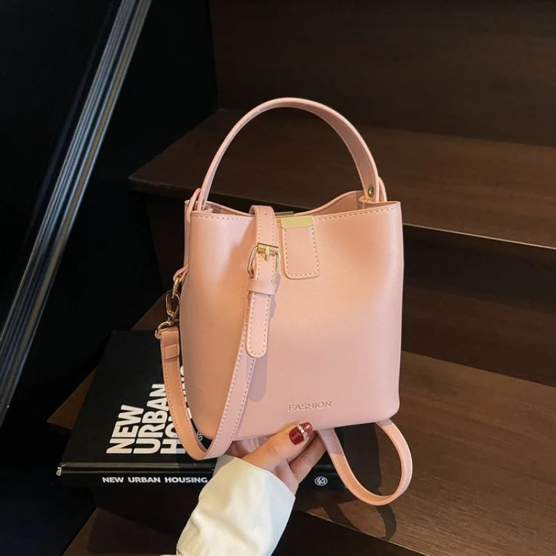 حقيبة كروس نسائية بوهيمية بكتف واحد وتصميم زهور وواسعة للارتداء اليومي