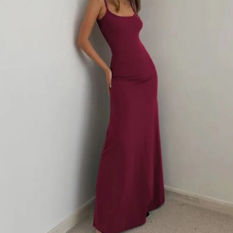 ชุดเดรสสั้นรัดรูปทรงบอดี้คอนแบบเปิดหลัง สไตล์หวานซ่อนเปรี้ยว สายเดี่ยวบาง  สำหรับงานปาร์ตี้หรือคลับ  ปี 2025