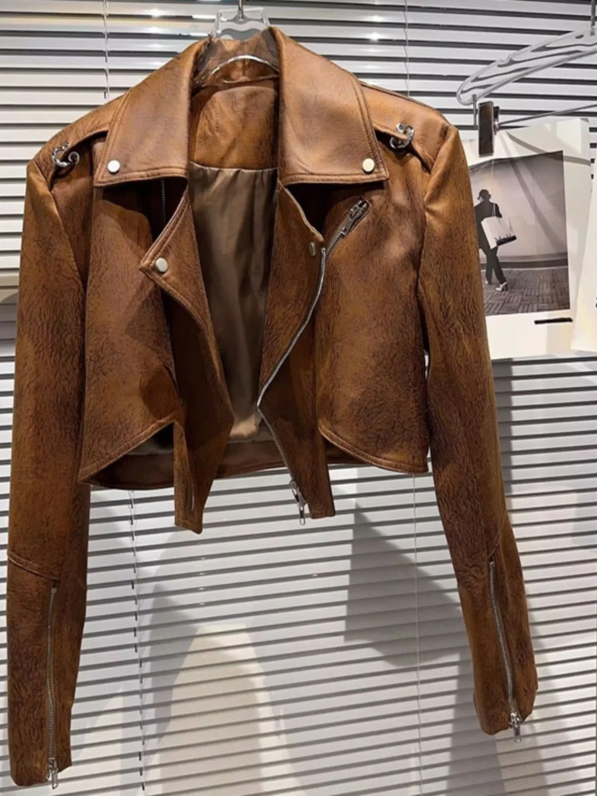 Kurtka skórzana z kołnierzem, z paskiem na ramieniu, w stylu ort Texturewear, dla modnych dziewczyn, wiosna 2026, styl uliczny, PU, wodoodporna.